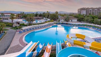 Innendørsbasseng, 4 utendørsbassenger og bassengtelt (inkludert)