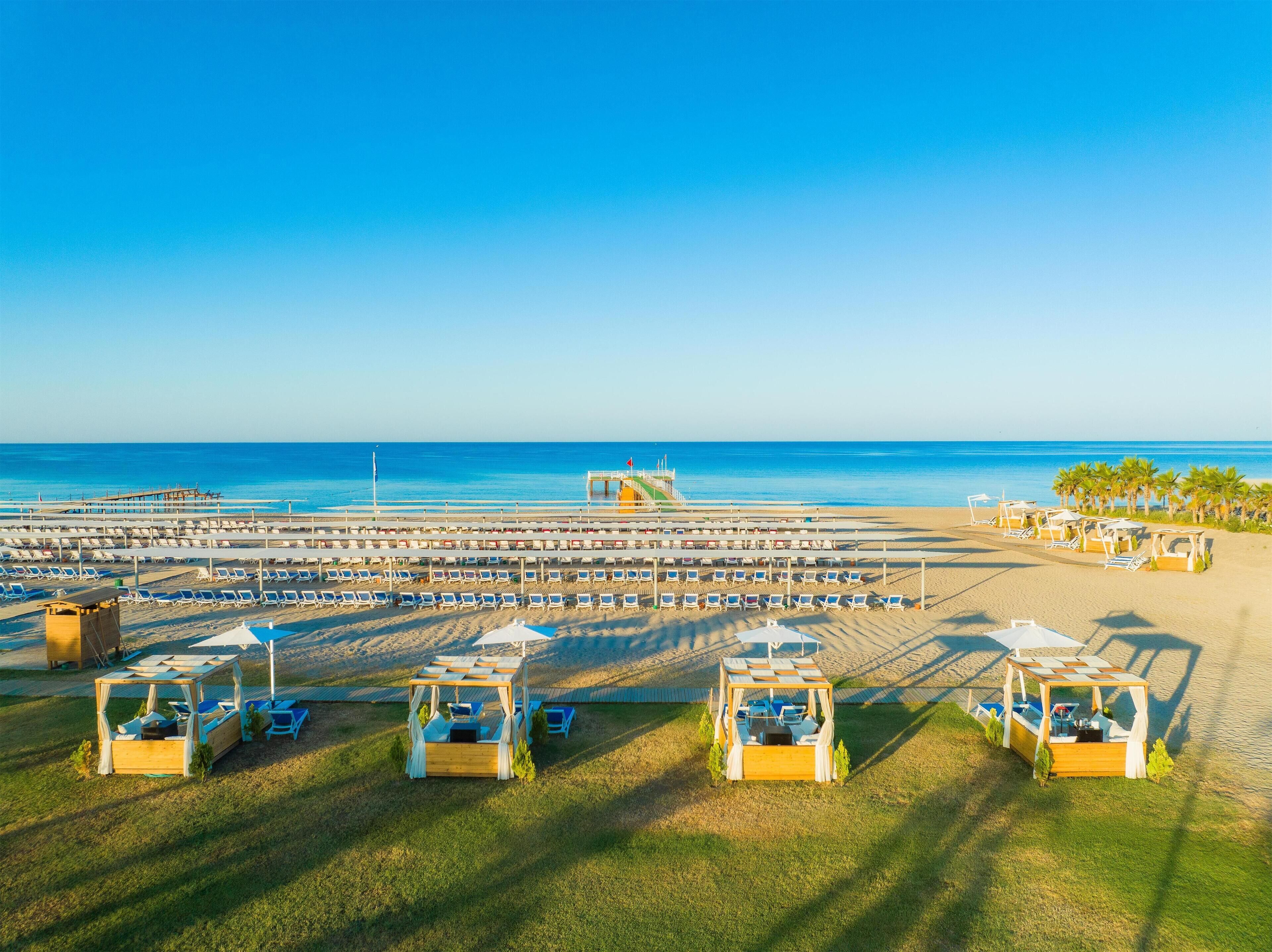 Privat strand i nærheten, solsenger, parasoller og strandhåndklær