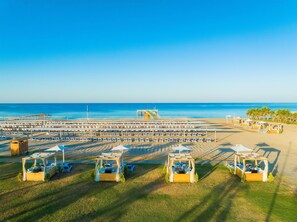 Einkaströnd í nágrenninu, sólbekkir, sólhlífar, strandhandklæði