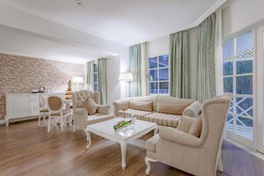 Frigobar, cofres nos quartos, espaço de trabalho para notebook