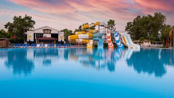 Piscine couverte, 4 piscines extérieures, cabanons gratuits