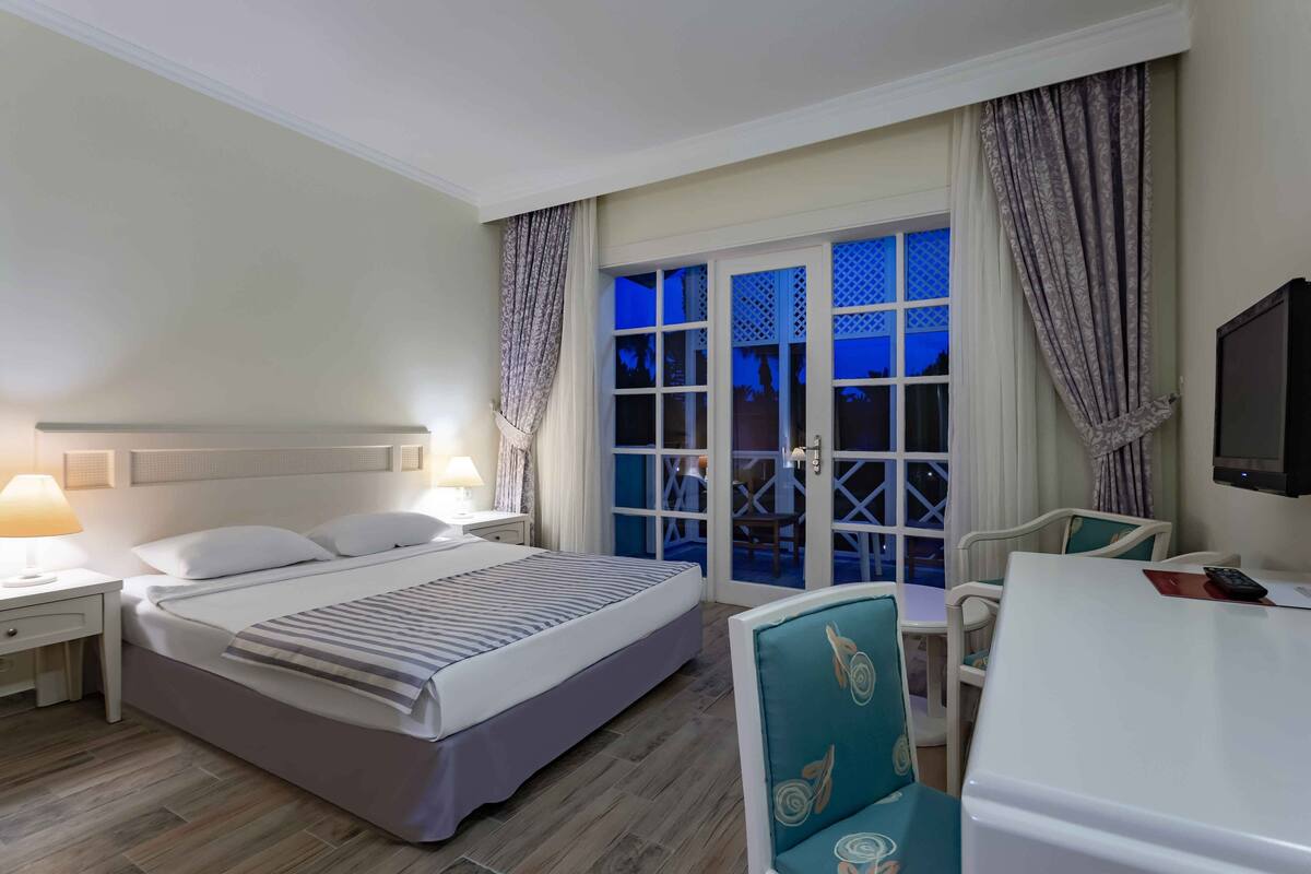 Minibar, in-room safe, laptop workspace, soundproofing