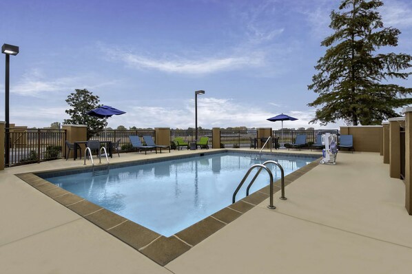 Outdoor pool, pool loungers