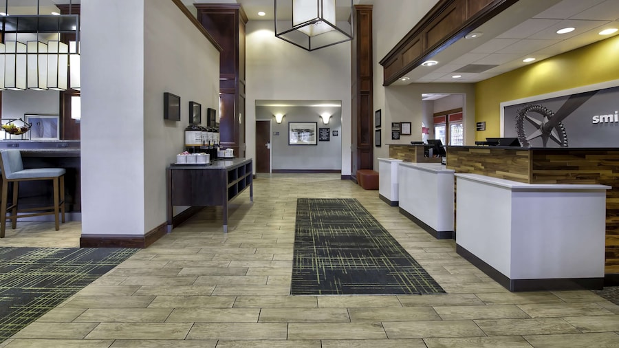 杰克逊欢朋套房酒店