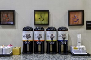 بوفيه فطور مجانًا يوميًا