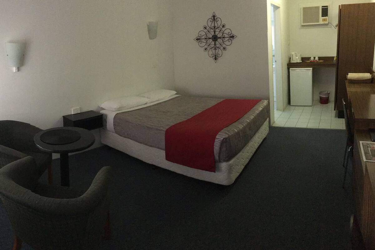 Iron/ironing board, free WiFi, bed sheets