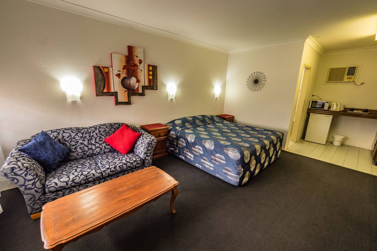 Iron/ironing board, free WiFi, bed sheets