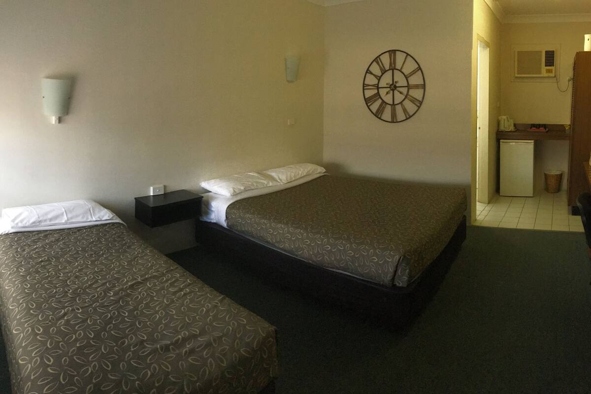 Iron/ironing board, free WiFi, bed sheets