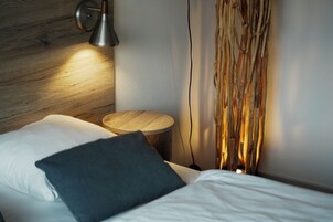 Muebles diferentes, escritorio y sistema de insonorización 