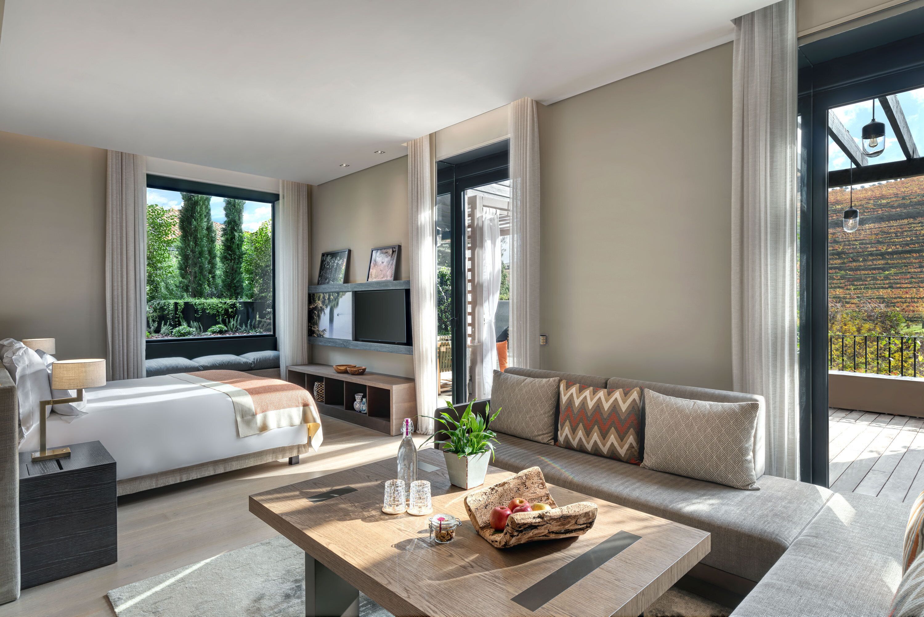 Ropa de cama de alta calidad, camas con pillow-top y minibar 