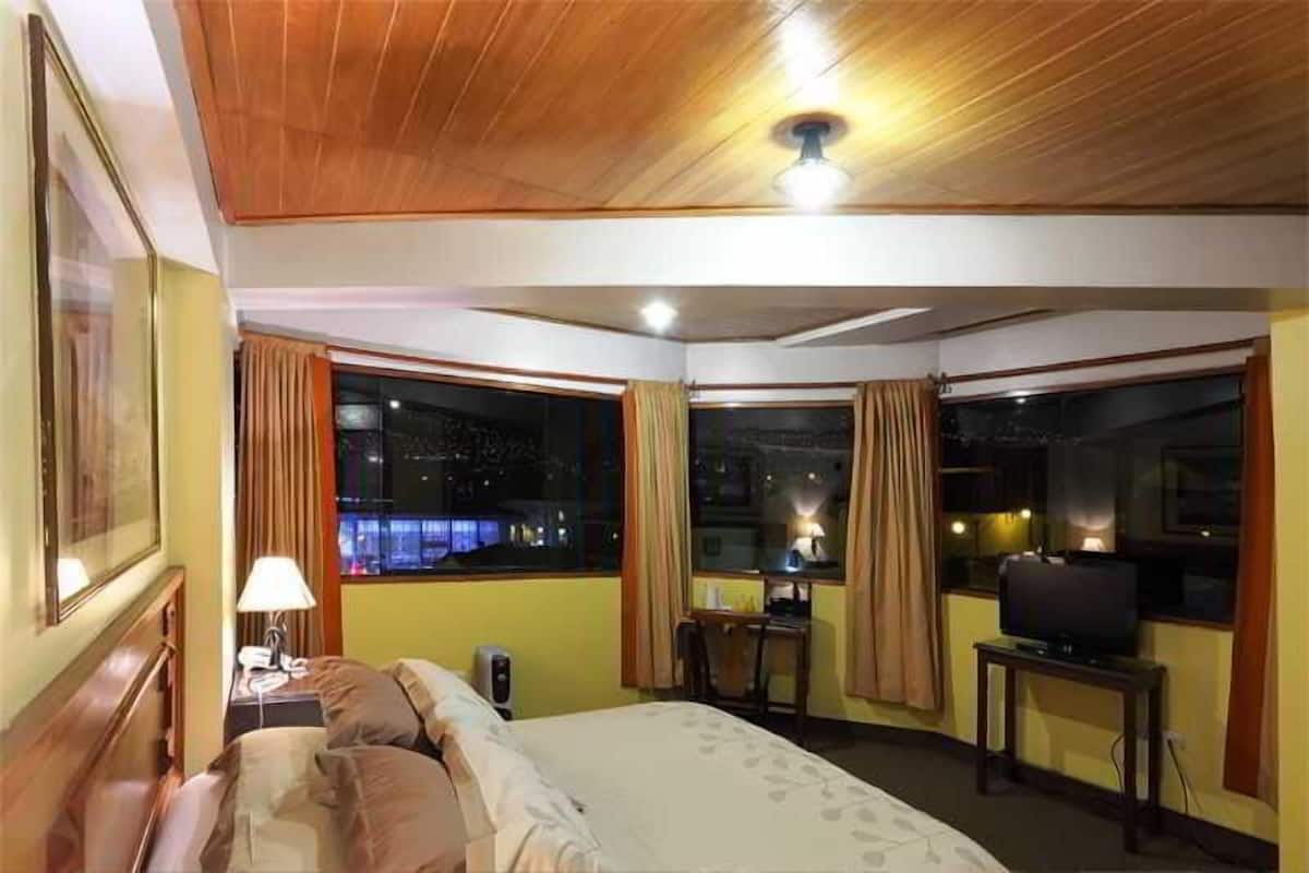 Quarto casal superior | Cofres nos quartos, Wi-Fi de cortesia, roupa de cama