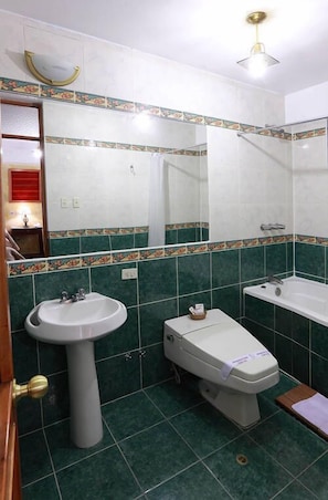 Combined shower/tub, free toiletries, hair dryer, towels - El Puma Hotel (Cusco)