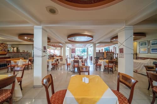 Serviço de café da manhã, culinária internacional, vistas para o jardim