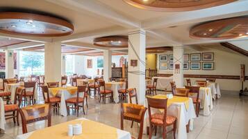 Petit déjeuner, déjeuner et dßner servis sur place, vue sur le jardin