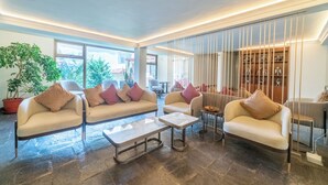 Un salon moderne comprenant un canapé, une table basse et un meuble décoratif.