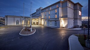 Un hotel grande de varios pisos con un patio central y un asta de bandera.