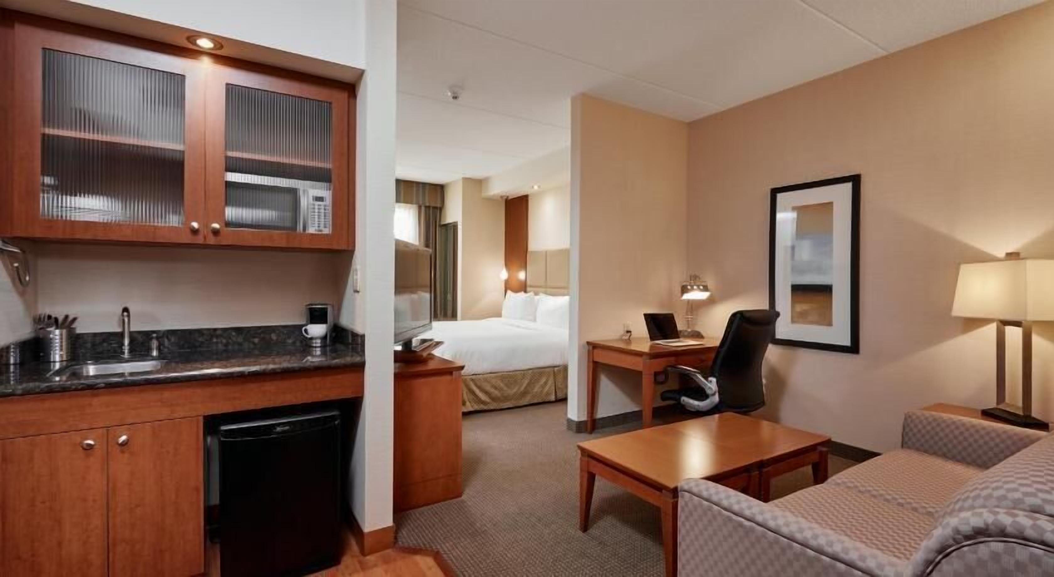 Caja de seguridad en la habitación y escritorio 