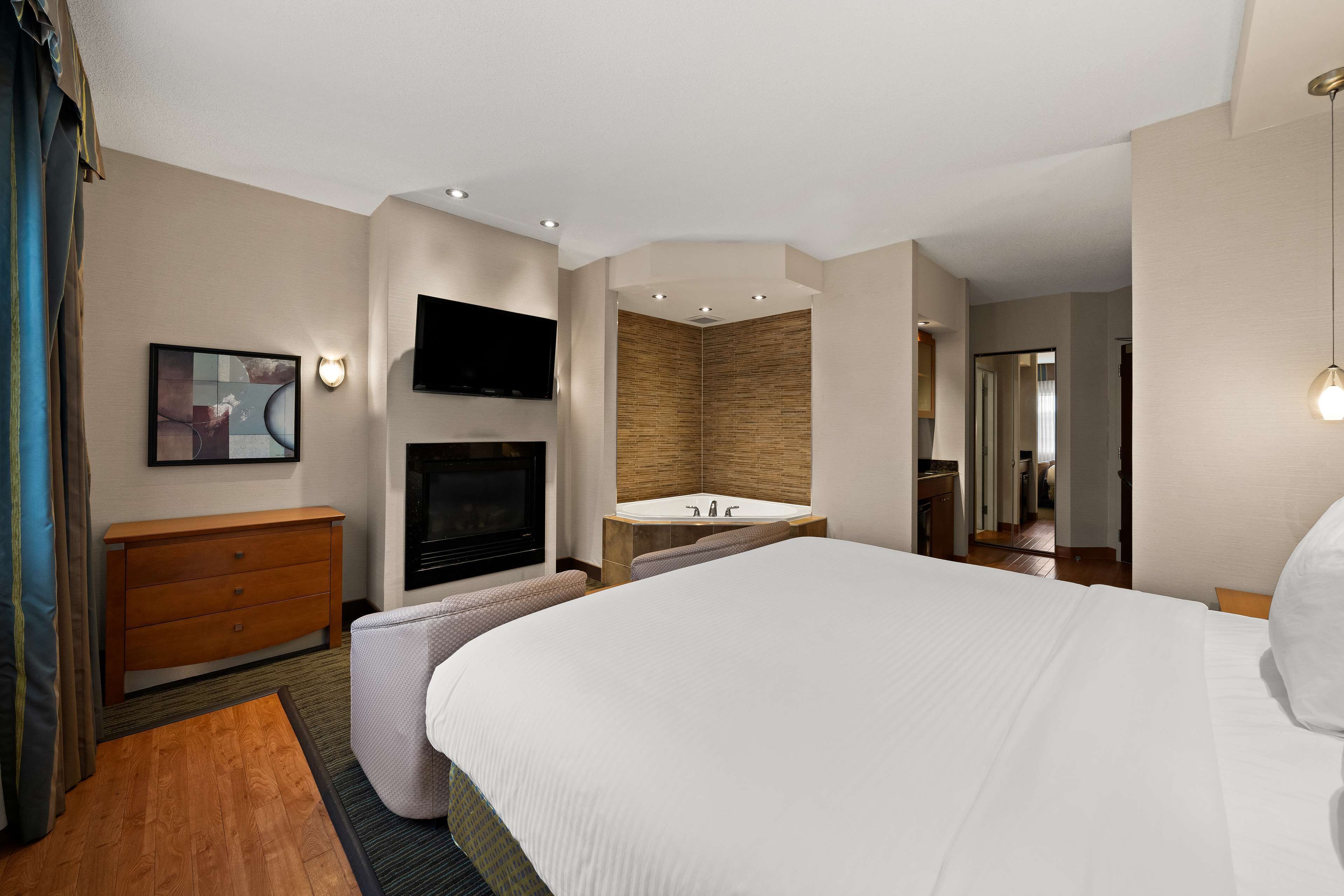 Standard Room, 1 King Bed, Non Smoking, Kitchenette (Shower Only)