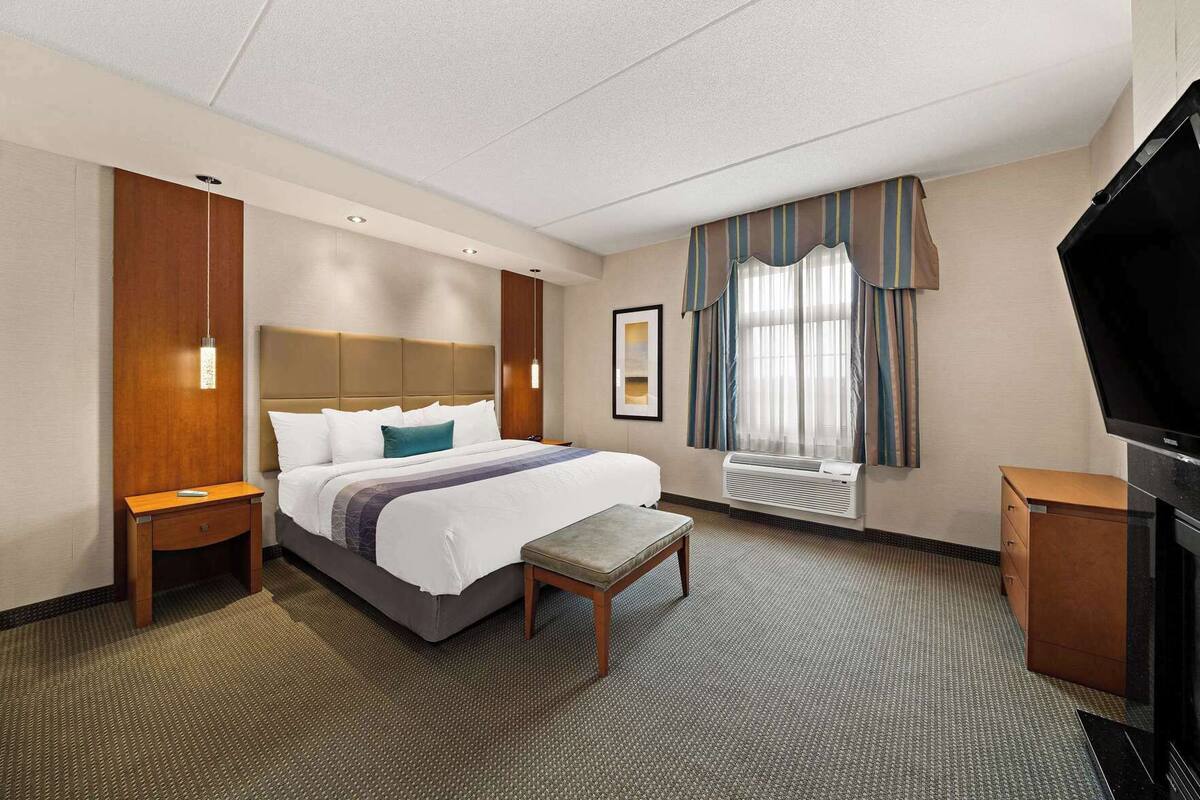 In-room safe, desk, laptop workspace, iron/ironing board