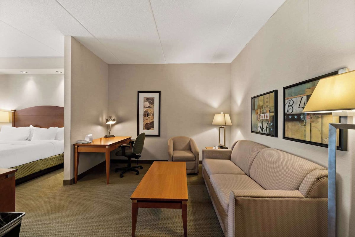 In-room safe, desk, laptop workspace, iron/ironing board