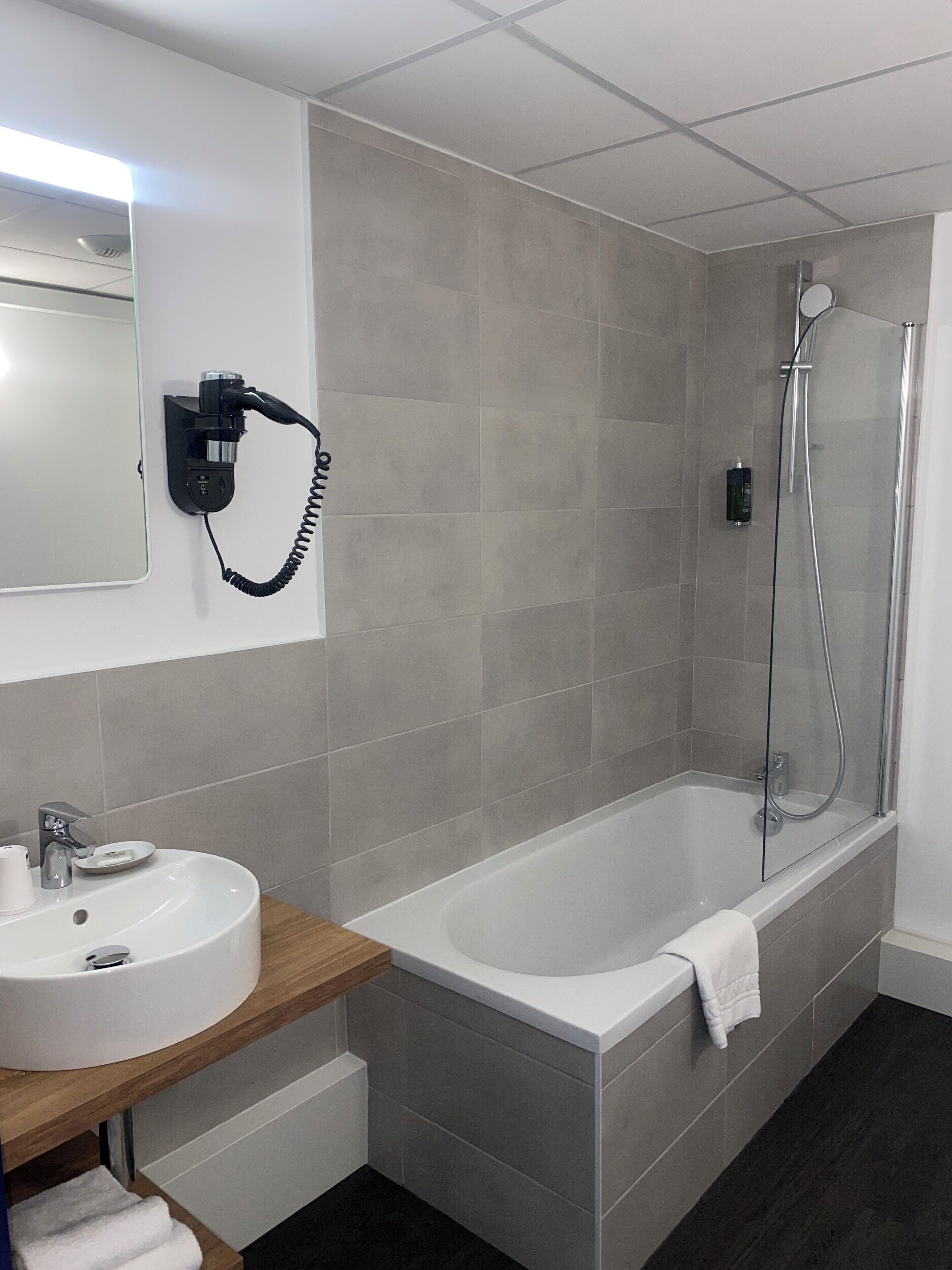 comfort family room | bathroom | free toiletries, towels