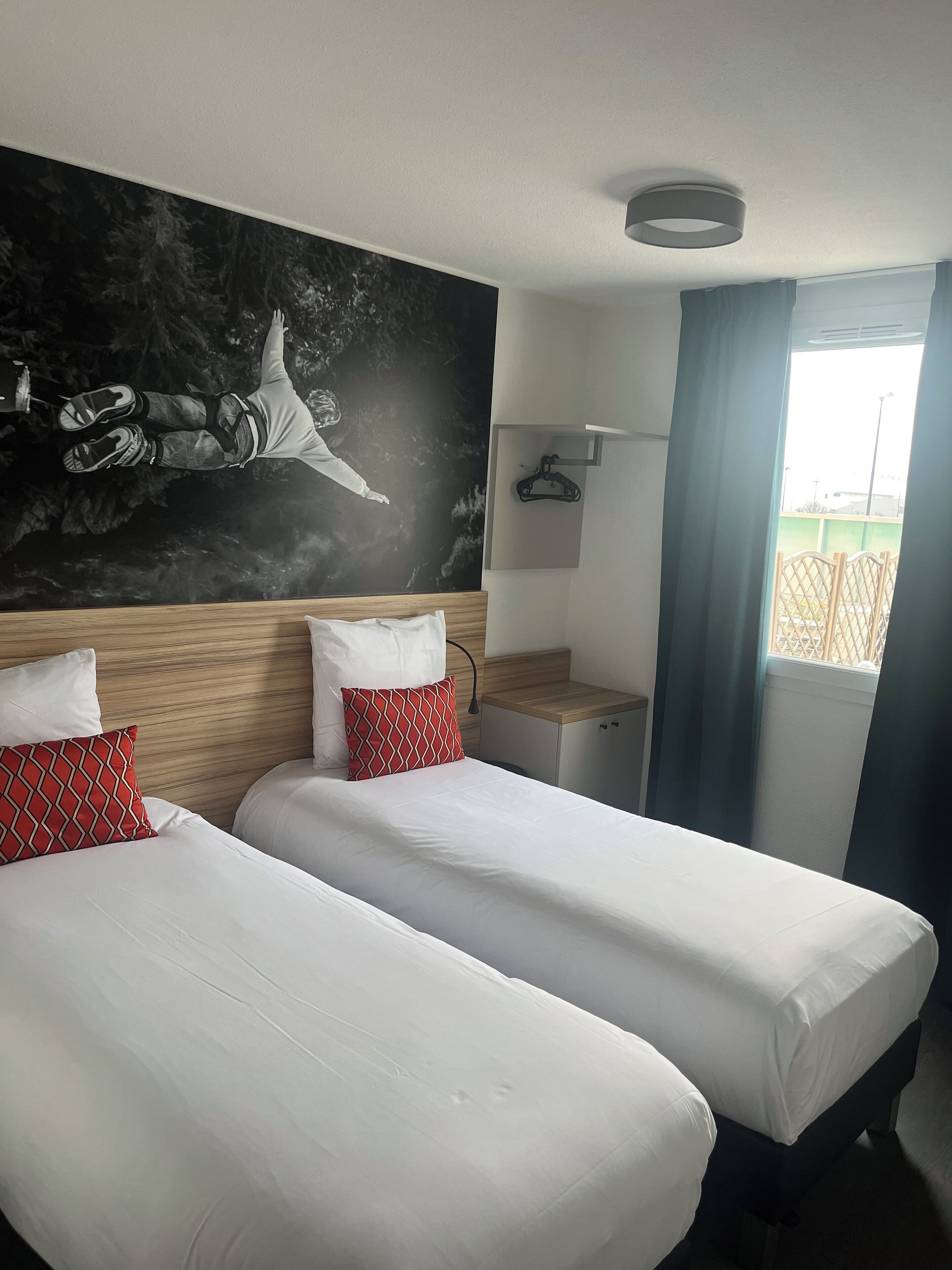 Kamar Double atau Twin Bisnis | Seprai premium, meja kerja, tirai kedap cahaya, dan kedap suara