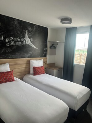 Literie de qualité supérieure, bureau, rideaux occultants