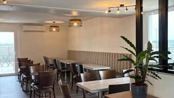 Desayuno buffet diario (EUR 14 por persona)