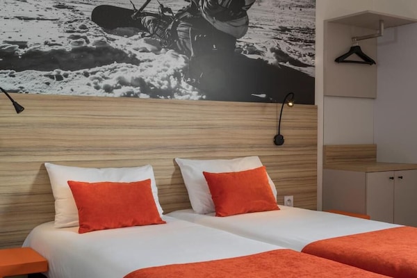 Ropa de cama de alta calidad, escritorio y cortinas blackout