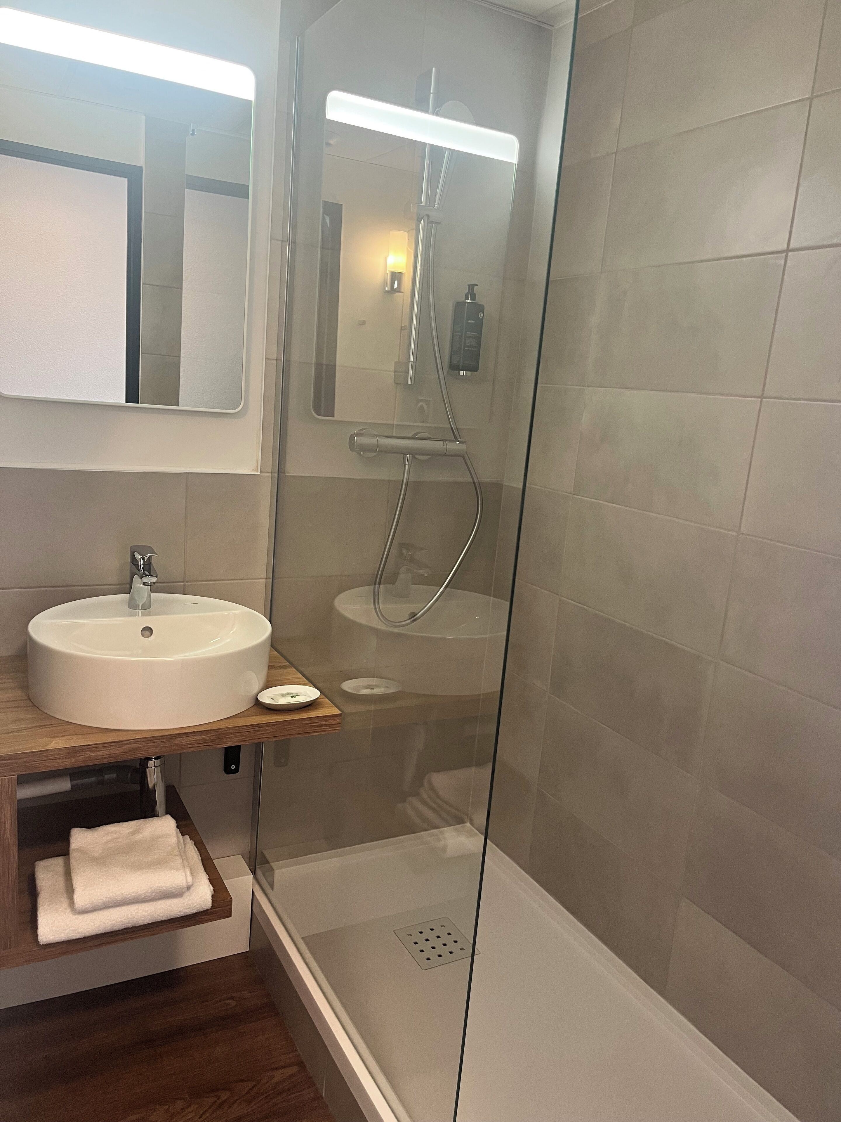 standard double room | bathroom | free toiletries, towels