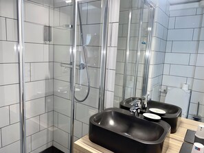 Business Double or Twin Room | Bathroom | Free toiletries, towels