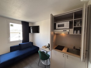 Ropa de cama de alta calidad, escritorio y cortinas blackout 