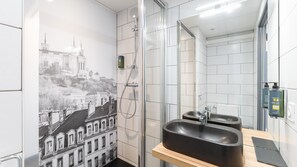 Superior kamer, 1 queensize bed | Badkamer | Gratis toiletartikelen, een haardroger, handdoeken, zeep