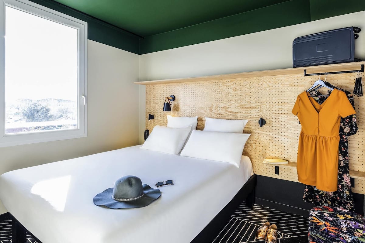 Habitación doble estándar, 1 cama matrimonial | 1 habitación, ropa de cama de alta calidad y escritorio