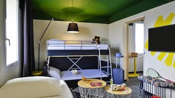 Habitación familiar, varias camas | 1 habitación, ropa de cama de alta calidad y escritorio