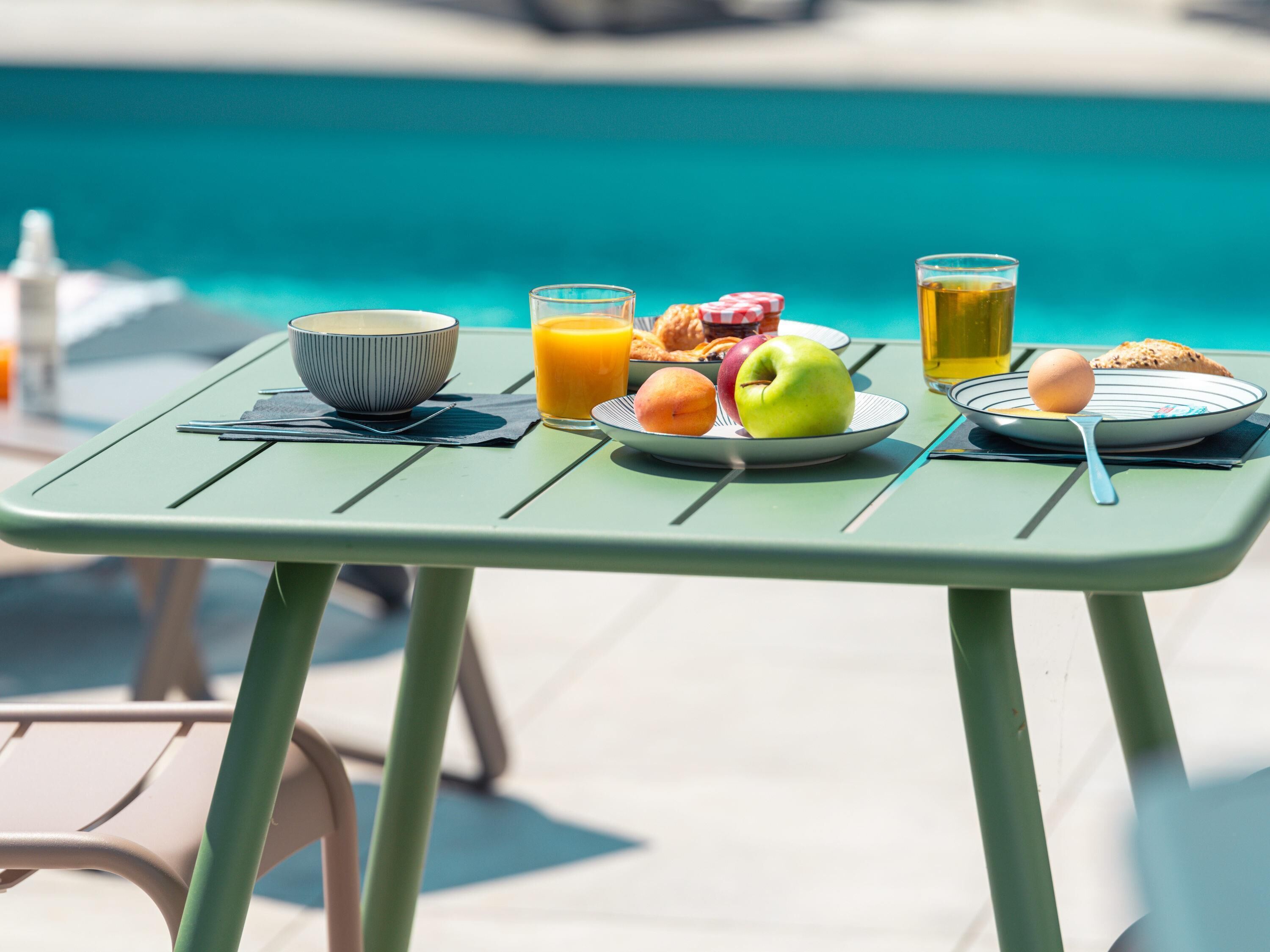 Free daily buffet breakfast