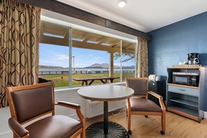 Deluxe kamer, 2 queensize bedden, uitzicht op meer | Individueel gemeubileerd, een bureau, een laptopwerkplek