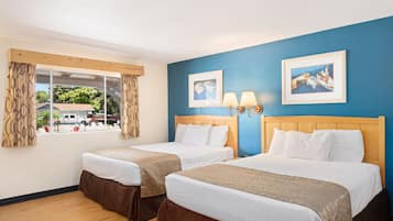 Chambre, 2 grands lits, en bord de piscine
