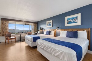 Habitación Deluxe, 2 camas de matrimonio, vistas al lago | Escritorio, espacio para trabajar con un portátil, cortinas opacas