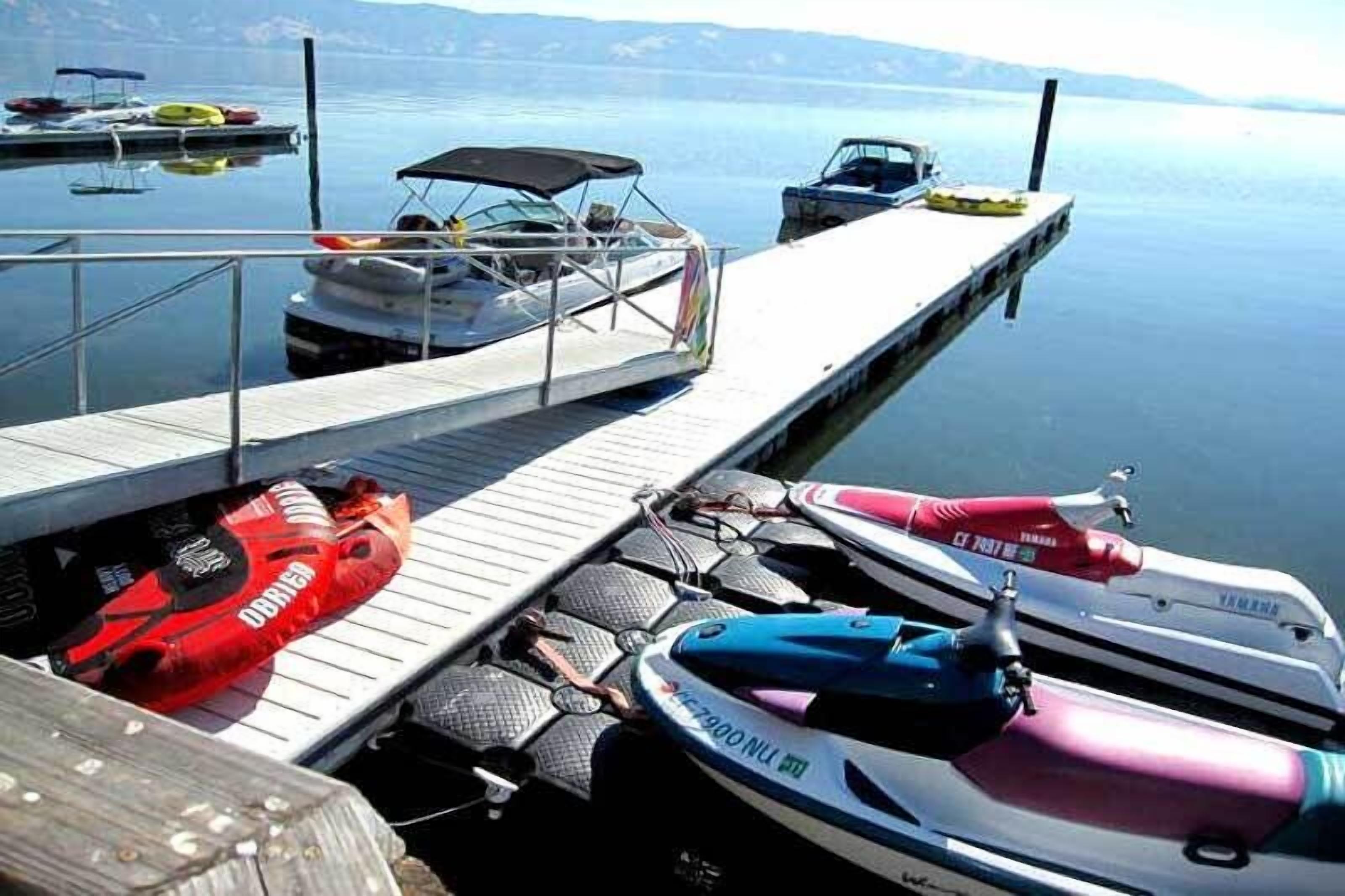 Eine Anlegestelle mit Booten und einem Jetski.