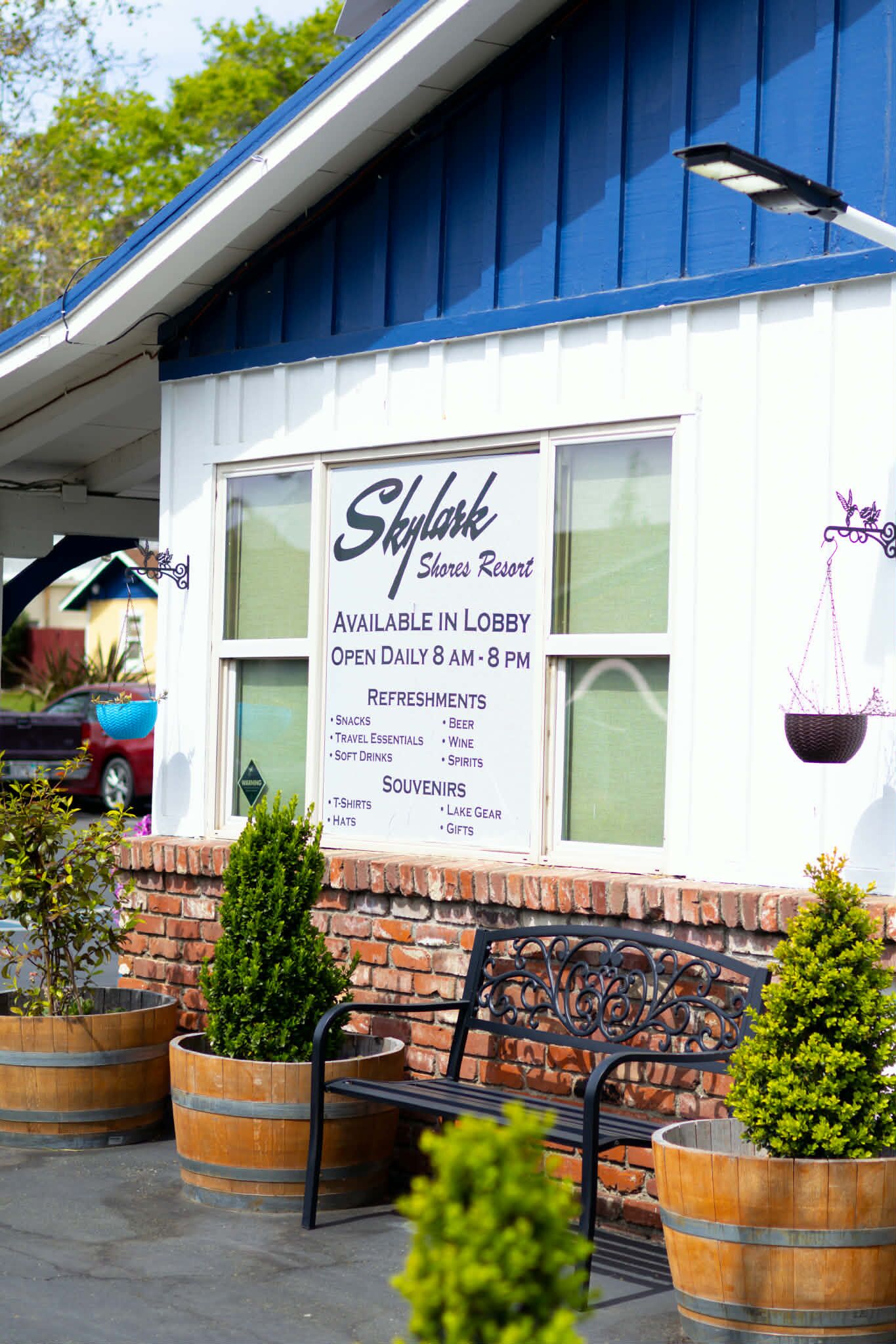 Fachada con letrero de Skylark Stores Resort, abierto todos los días de 8 de la mañana a 8 de la noche, que ofrece refrigerios, recuerdos y está disponible en el vestíbulo.
