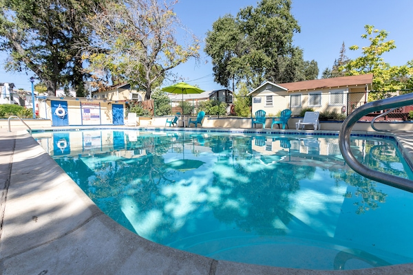Una piscina al aire libre de temporada