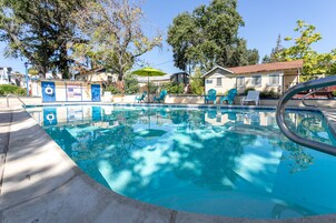 Una piscina al aire libre de temporada