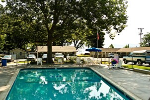 Una piscina al aire libre de temporada