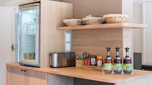 Tägliches Frühstück zum Mitnehmen gegen Gebühr