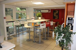 Tägliches Frühstücksbuffet (6.9 EUR pro Person)