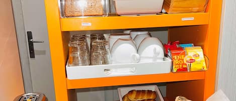 Desayuno buffet (EUR 6.9 por persona)