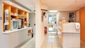 Petit déjeuner buffet (7 EUR par personne)