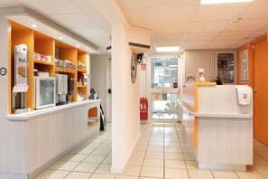 Tägliches Frühstücksbuffet (7 EUR pro Person)