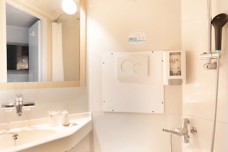 Chambre Standard, 3 lits une place | Salle de bain | Douche, articles de toilette écologiques, serviettes fournies. Premiere Classe Meaux - Nanteuil les Meaux